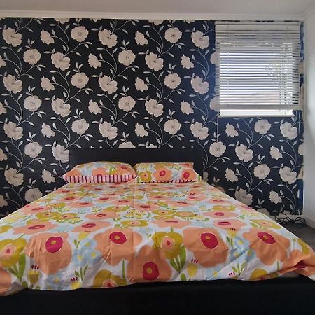 Ritz Place 2 Northolt  Bagian luar foto
